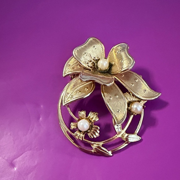 Jewelry - Elegant Gold Floral Brooch with  Faux Pearls